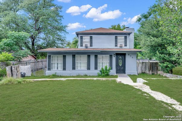 Backyard, Exterior, Facade, Split Level