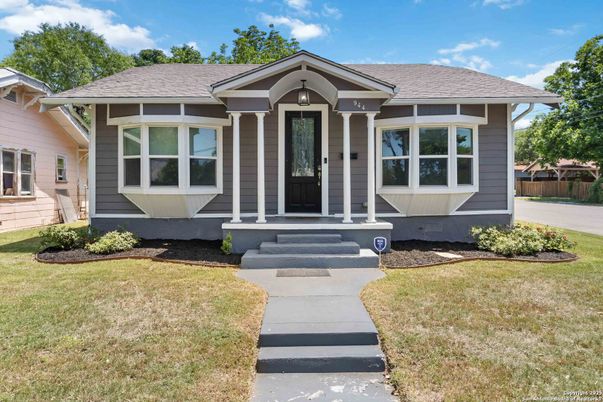 Exterior, Facade, Ranch