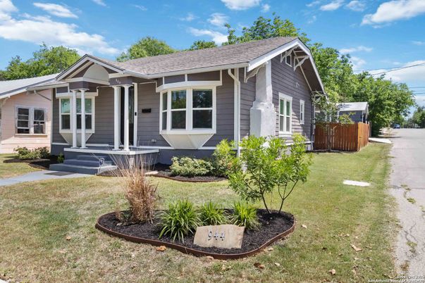 Exterior, Facade, Ranch