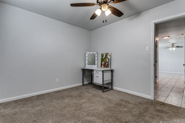 Empty room, Interior