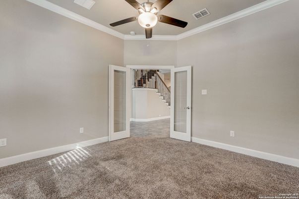 Empty room, Interior