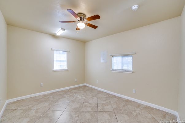Empty room, Interior