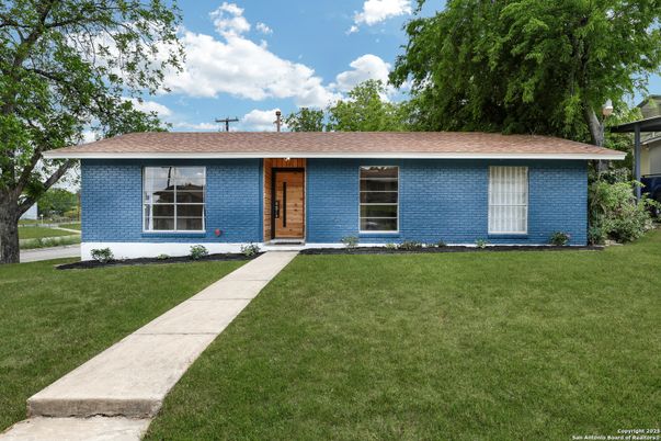 Exterior, Facade, Ranch