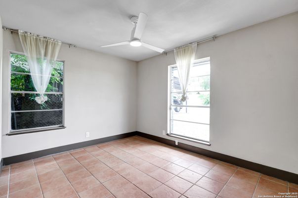 Empty room, Interior