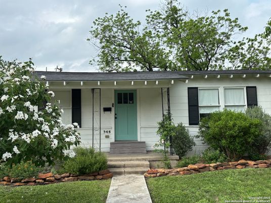 Exterior, Facade, Ranch