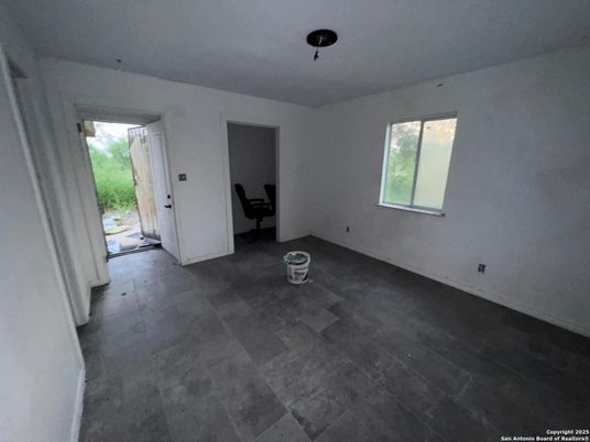 Empty room, Interior