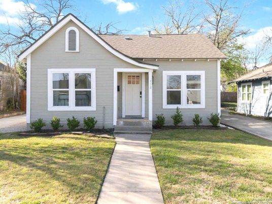 Exterior, Facade, Ranch