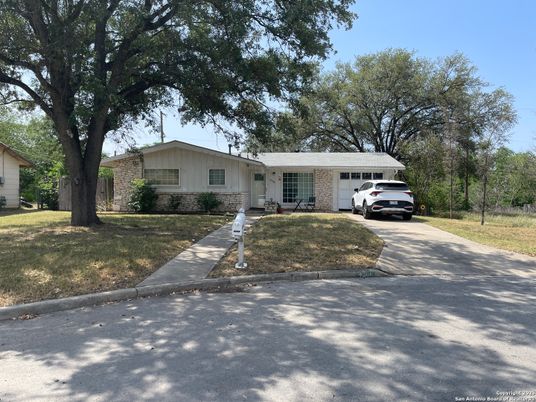 Attached, Exterior, Facade, Ranch