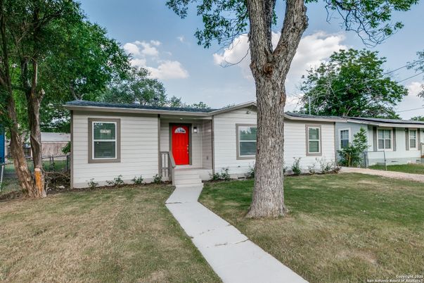 Exterior, Facade, Ranch