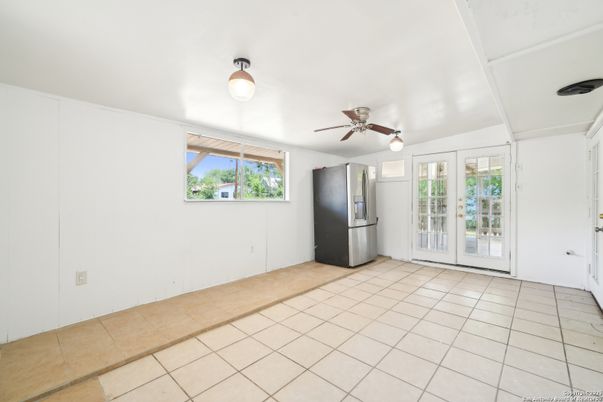 Empty room, Interior