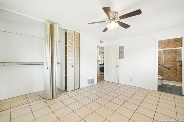 Empty room, Interior