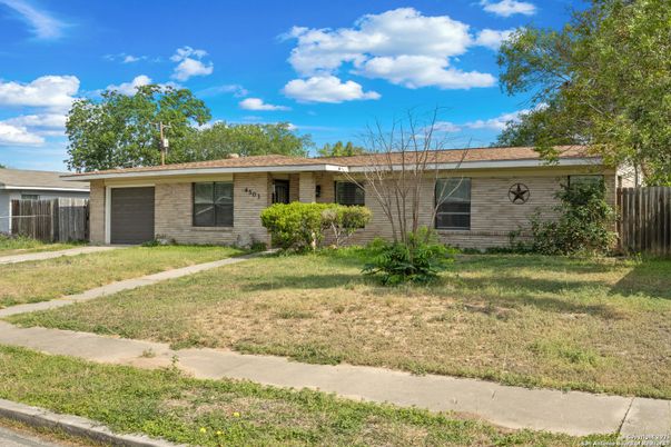 Backyard, Exterior, Facade, Ranch