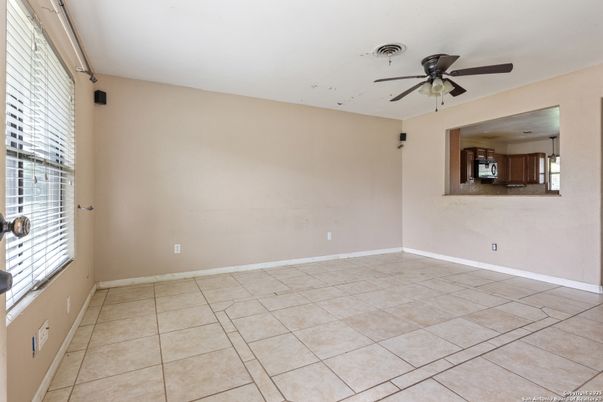 Empty room, Interior