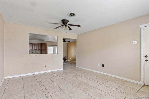 Empty room, Interior