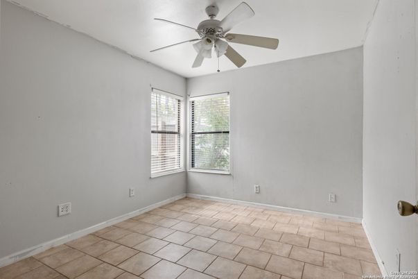 Empty room, Interior