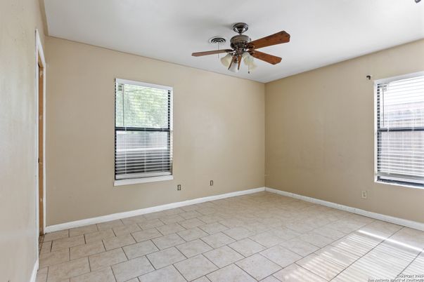 Empty room, Interior