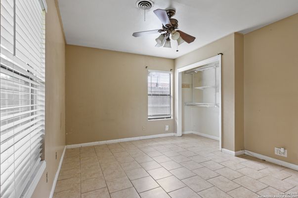 Empty room, Interior