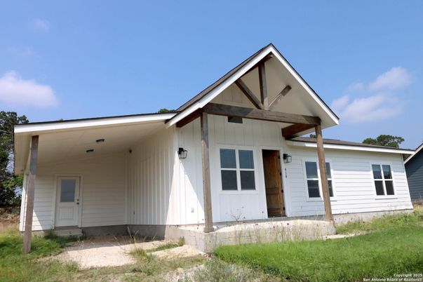 Exterior, Facade, Farmhouse