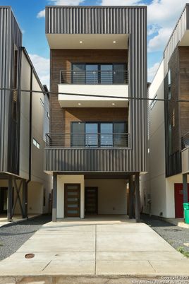 Exterior, Facade, Modern
