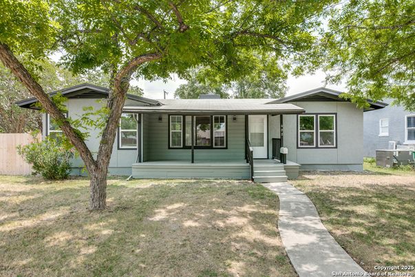 Backyard, Exterior, Facade, Ranch