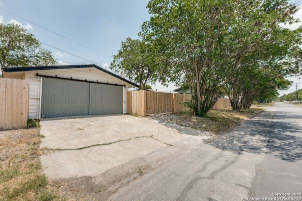 Detached Garage, Exterior