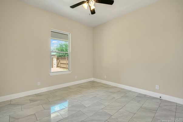 Empty room, Interior