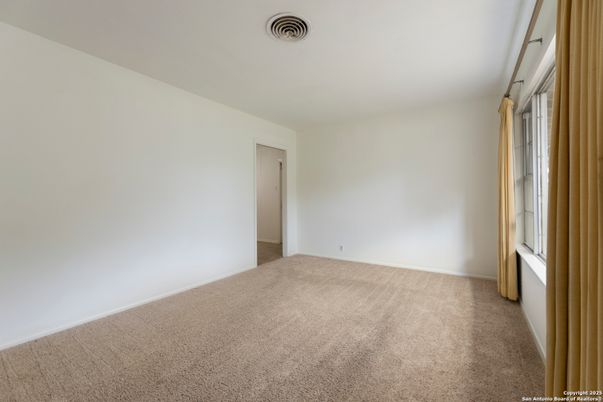 Empty room, Interior