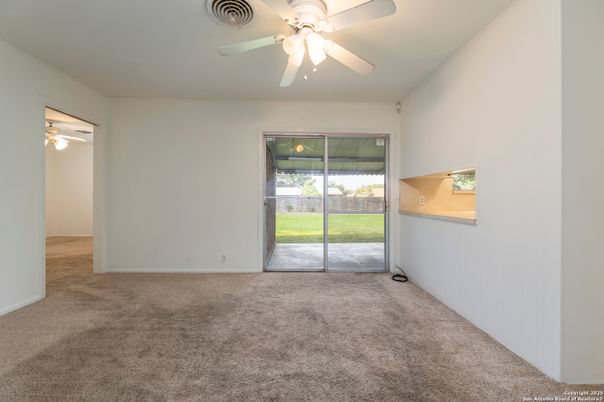 Empty room, Interior