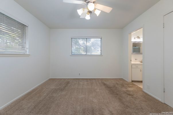 Empty room, Interior