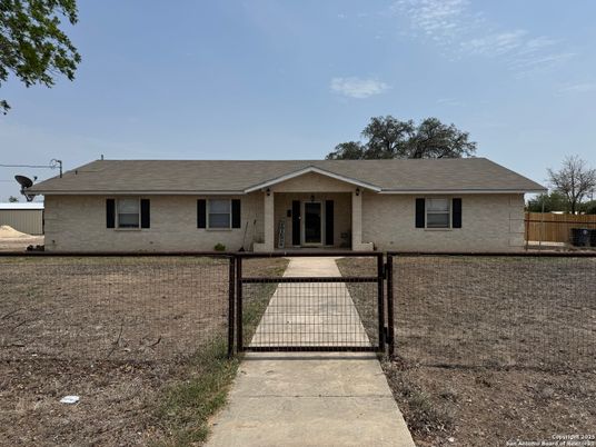 Exterior, Facade, Ranch
