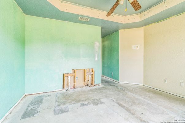 Empty room, Interior