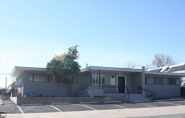 Exterior, Facade, Modern
