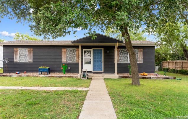 Backyard, Exterior, Facade, Ranch