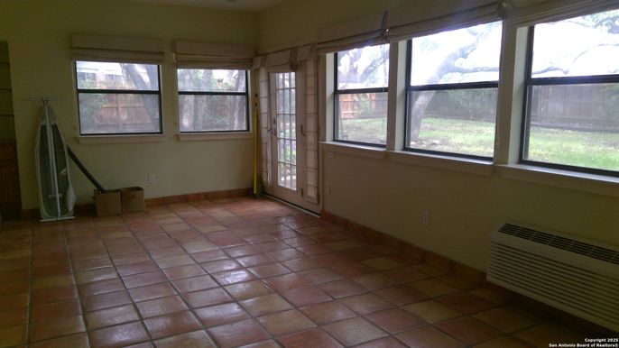Empty room, Interior