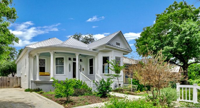 Exterior, Facade, Queen Anne Victorian