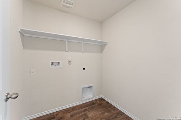 Interior, Walk-in Closets, Wood Texture Flooring