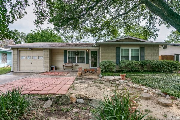 Attached, Exterior, Facade, Ranch