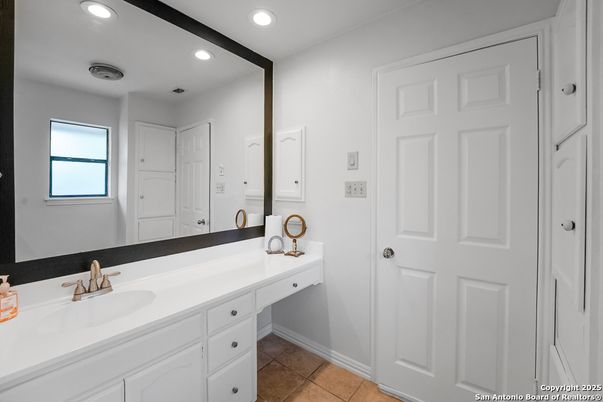 Bathroom, Dual Sink Vanities, Interior, Recessed Lighting