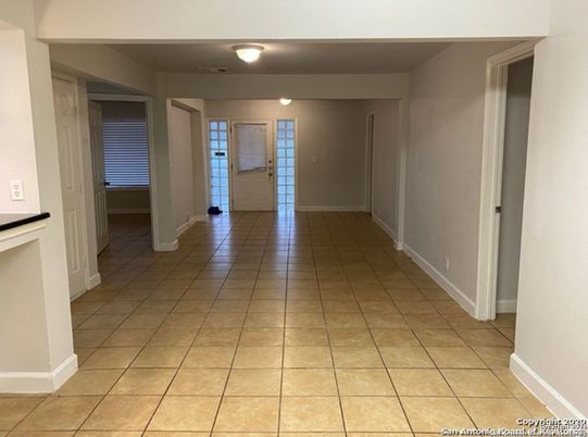 Empty room, Interior