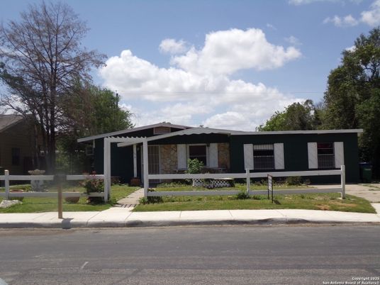 Exterior, Facade, Ranch