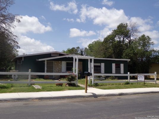 Exterior, Facade, Ranch