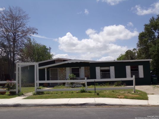 Exterior, Facade, Ranch