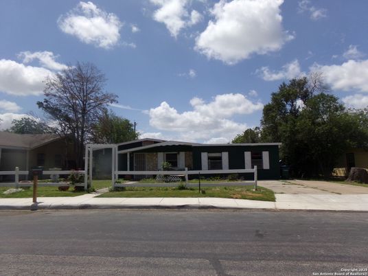Exterior, Facade, Ranch