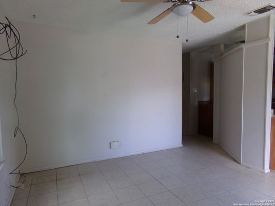 Empty room, Interior