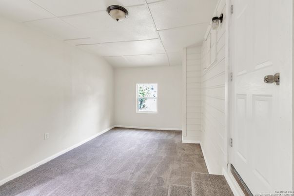 Empty room, Interior