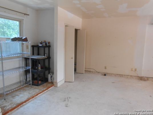 Empty room, Interior