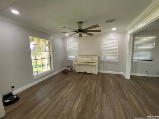 Interior, Piano, Recessed Lighting, Wood Texture Flooring