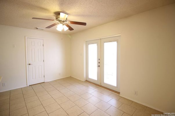 Empty room, Interior