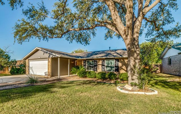 Attached, Exterior, Facade, Brick Facade, Ranch