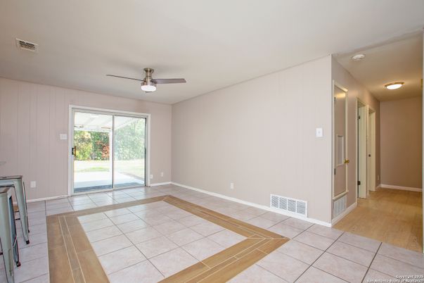Empty room, Interior